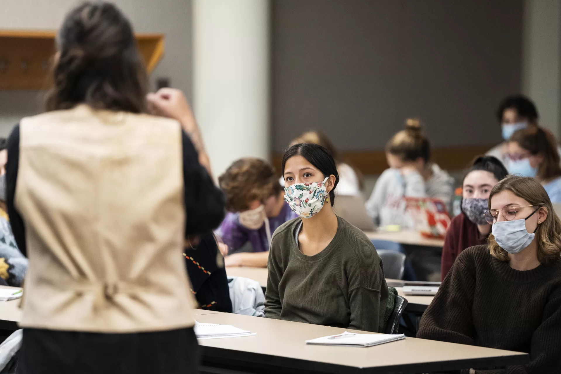 Madeleine Lee ’24 of Providence RI, reacts while asking a question to speaker Winona LaDuke in Keck Classroom on October 26, 2021. (Theophil Syslo | Bates College)