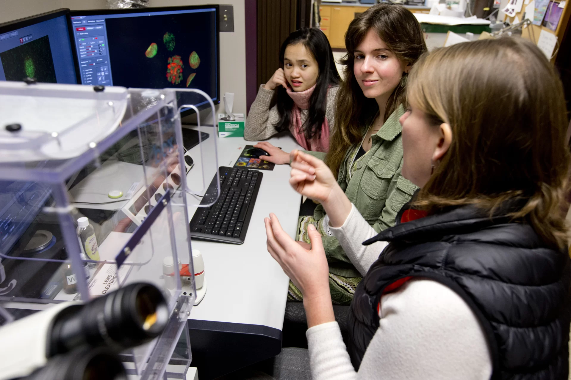 The two women are thesis students of Professor Wiliams. She is using images of histones (proteins that package DNA) provided by Assistant Professor Physics Travis Gould in a training session on the microscope in Room B10 of Carnegie Science.