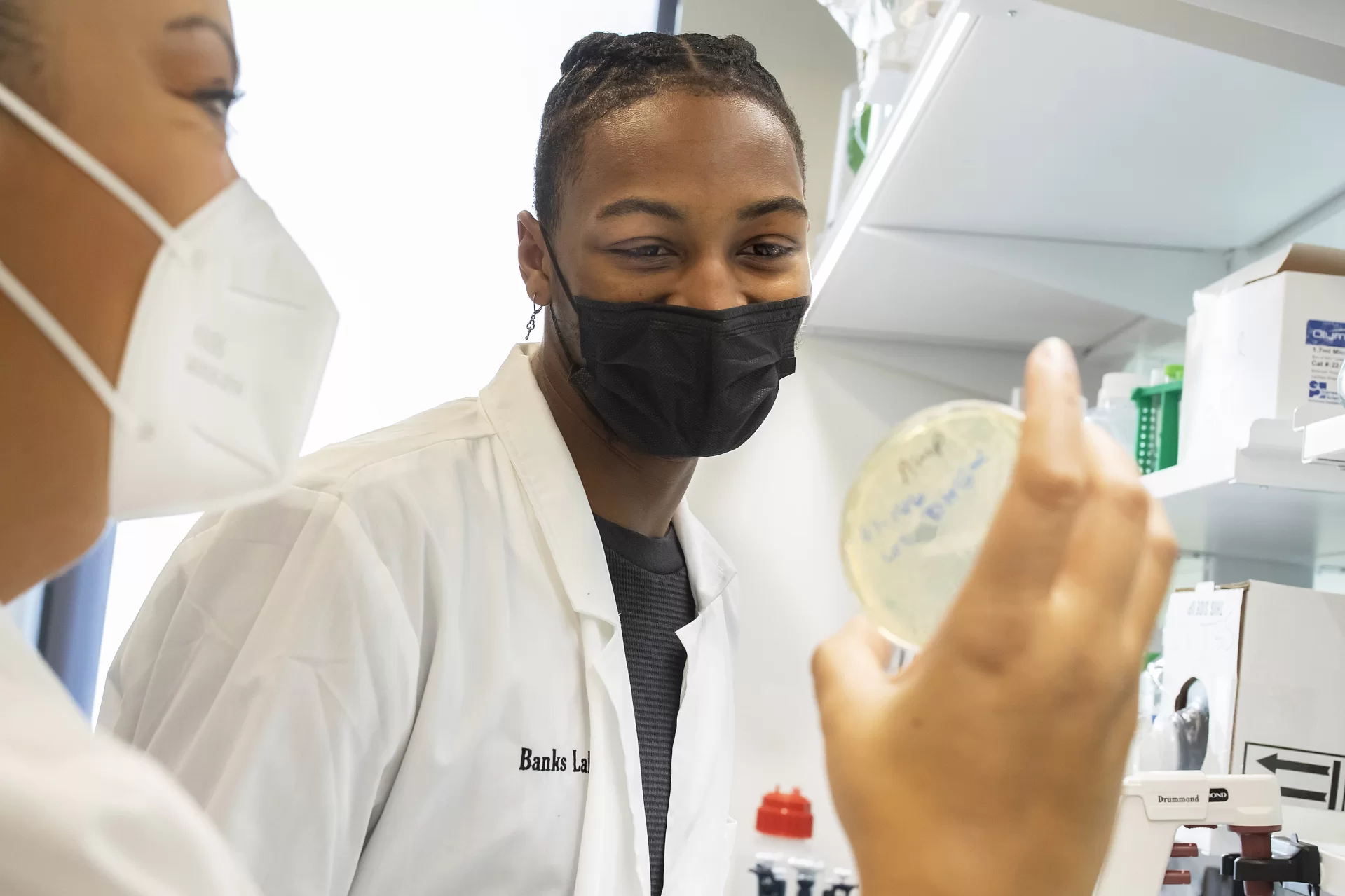 Assistant Professor of Biology Lori Banks works with her thesis students in her second floor lab in Bonney Science.
In group photo (pease see for IDs), from left to right:
Osceola “Ossie” Heard ’22 of Newark, N.J., biochemistry major (gray/black sweater and black mask)
Alex Weissman ’22 of Bedford, Mass, a biology major, chemistry minor (black sweater, bunny mask)
Dr. Lori Banks
Maddie Feldmeier ’22 of Palo Alto, Calf., a biochemistry minor (fray sweater, black mask)
Emily Claire Duffy ’22 of Belmont Mass., a biology major, chemistry minor (maroon sweater and black mask)
Clara Porter ’22 of Portland, Ore., a biology major, chemistry minor (black turtle neck, pink flower mask)