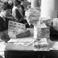Title devised by Library staff.- Copyright deposit; Underwood & Underwood; 1908.[Women inspecting currency at the U.S. Bureau of Engraving and Printing]- Title devised by Library staff.- Copyright deposit; Underwood & Underwood; 1907.- No. 658.