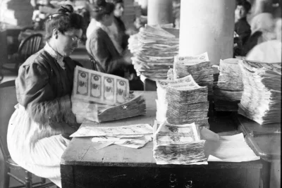 Title devised by Library staff.- Copyright deposit; Underwood & Underwood; 1908.[Women inspecting currency at the U.S. Bureau of Engraving and Printing]- Title devised by Library staff.- Copyright deposit; Underwood & Underwood; 1907.- No. 658.