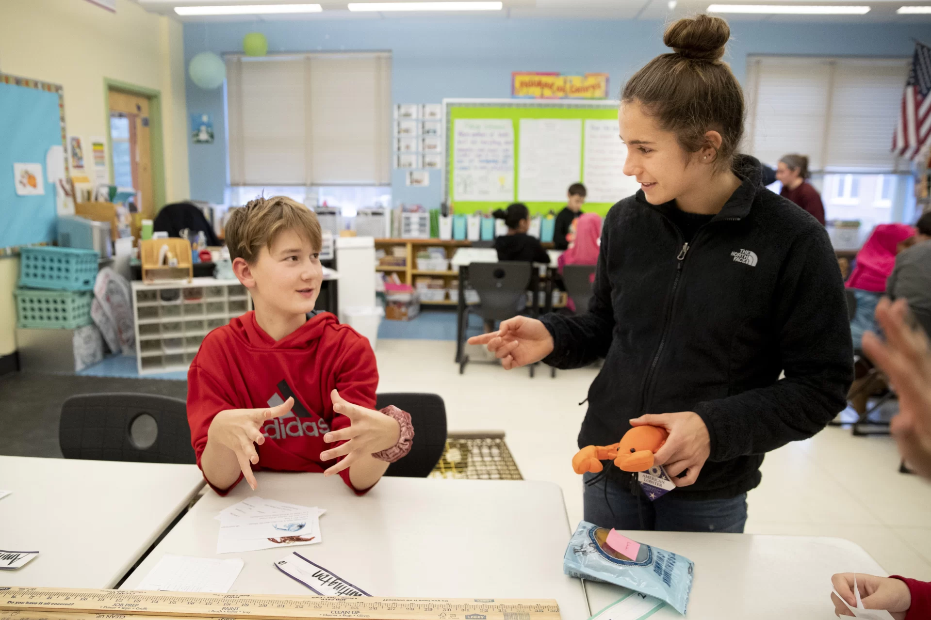 At nearby Geiger Elementary School, Kate Peters ’23 of Nobleboro, Maine, and a fifth-grader scrutinize a brittle star, closely related to a starfish, as Ellen Alcorn, assistant director of community-engaged learning at Bates, looks on. The Geiger students learned about marine life from Peters and other students in a lab-based marine biology course taught by Visiting Assistant Professor of Biology Katie Dobkowski.