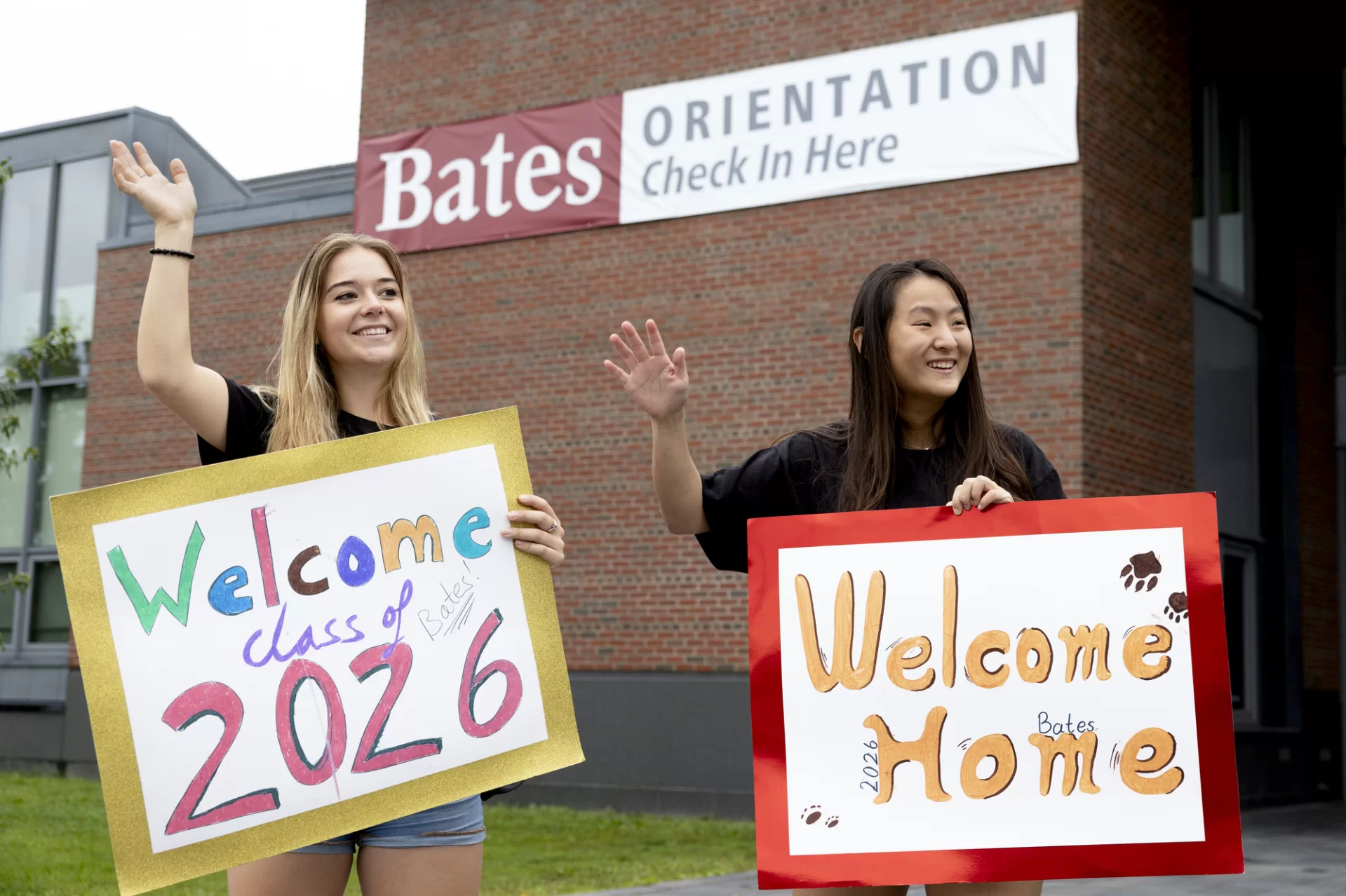 Move-In Day scenes on Aug. 31, 2022, as members of the Class of 2026 arrive on campus with their families.

OWLS Linnea Selendy ’23 and Eva Wu ’25 greet arriving students and their families as they pull up in their vehicles on the Alumni Walk side of Commons.