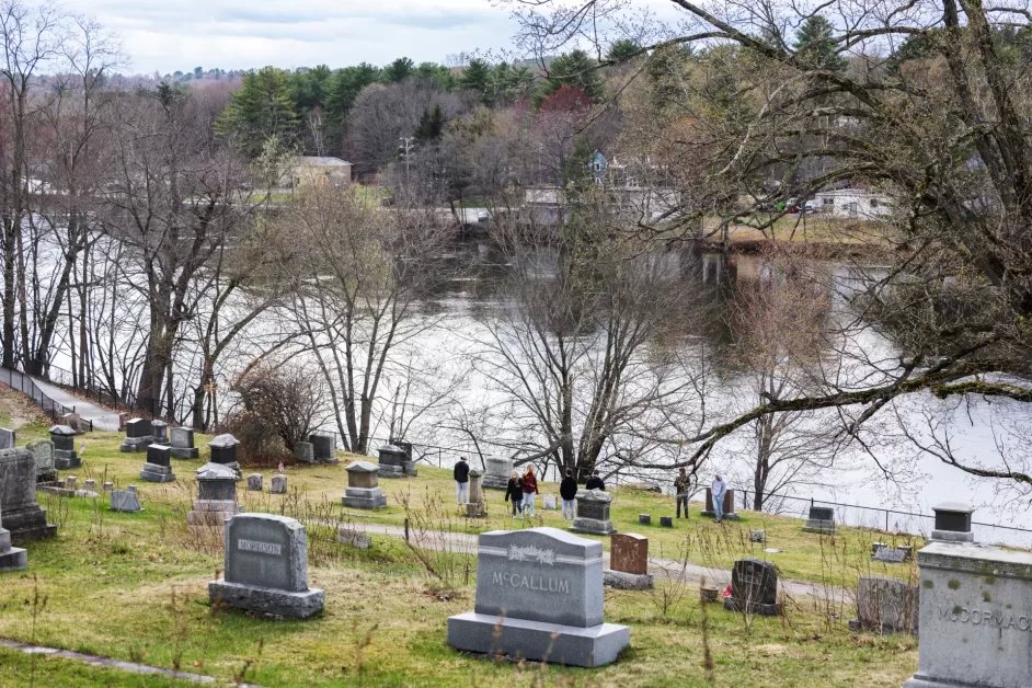 Bates students create a selfguided tour of Riverside Cemetery that