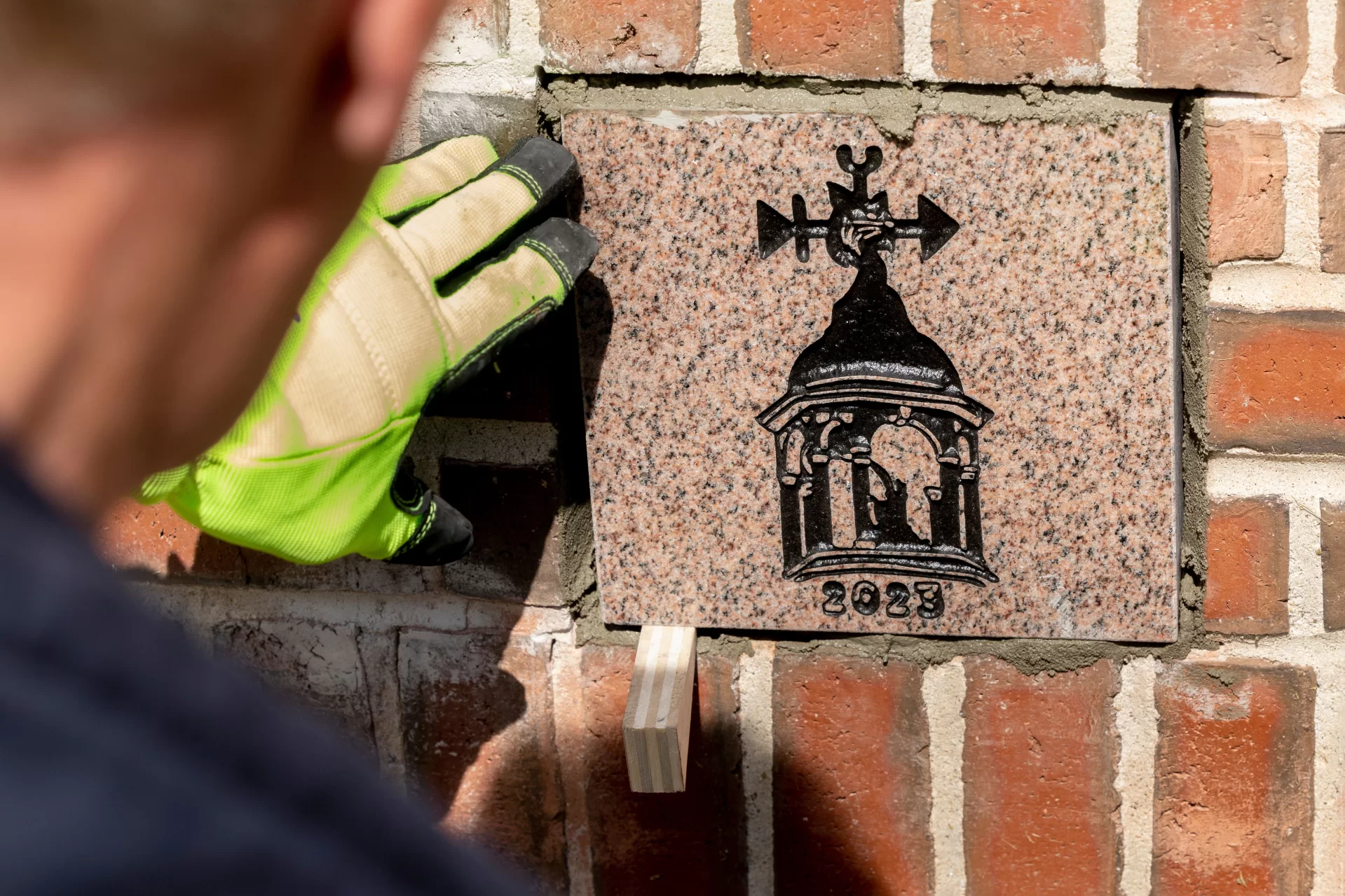 Installing the newest ivy stone takes under two hours, but we photographed the very last steps of the installation on aMay morning when Bates mason Ron Tardif sets out for his traditional pre-Commencement job. The designer of the Class of 2023 ivy stone is Abby Segal ’23 of Chelmsford, Mass., who stopped by to watch.