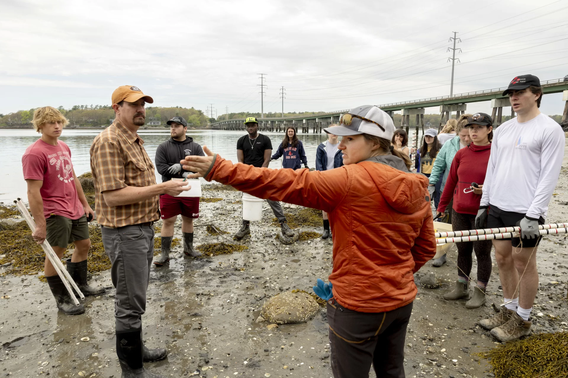 Lecturer in Biology Jesse Minor ’00 takes students in his Short Term on invasive green crabs to Cousins Island in Yarmouth for inventory monitoring and site assessment field trip.

Jessie Batchelder from Manomet joined them.