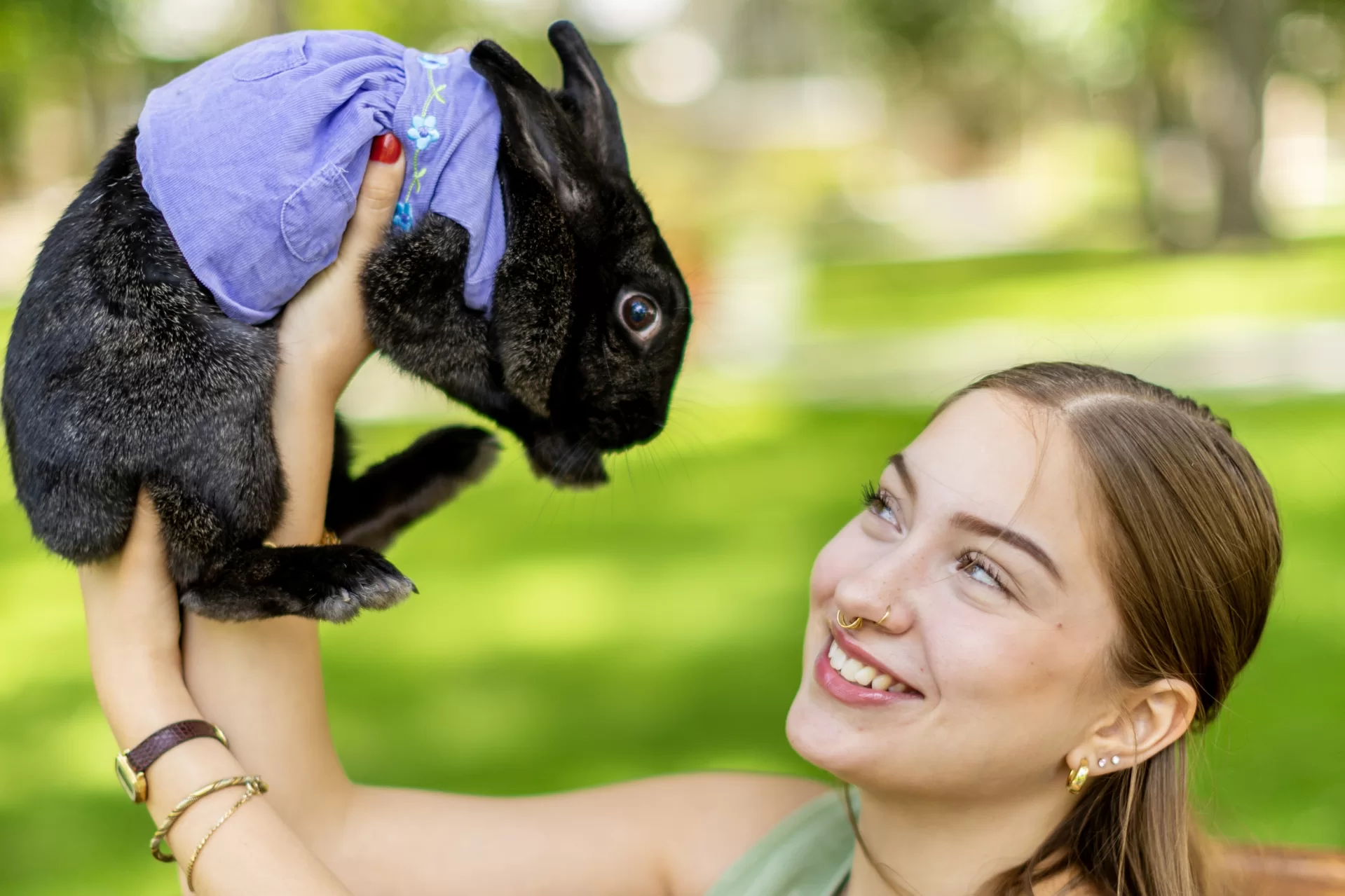 Ella Caron ’27 of Lewiston, Maine, poses on the Historic Quad with family pet Egg (who belongs to Ella’s big sister Zoe). Ella will begin her college career on Aug. 31, and looks forward to new experiences as a Bates student. Egg, a three-year-old, enjoys her visits to the Bates campus, where she enjoys burrowing in and nibbling the grass Ella looks forward to continued visits from Egg.