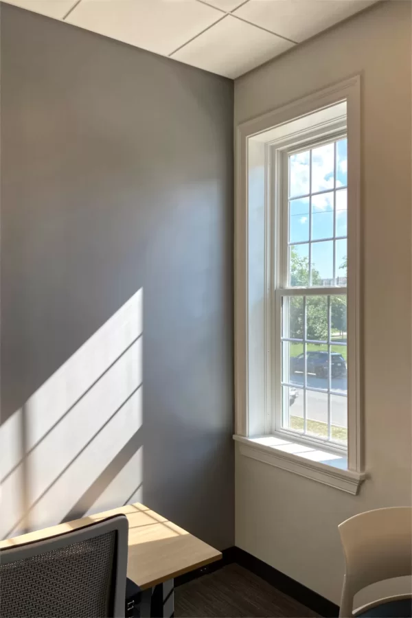 Daylight in a flex office space in Chase Hall’s Purposeful Work suite. (Doug Hubley/Bates College)