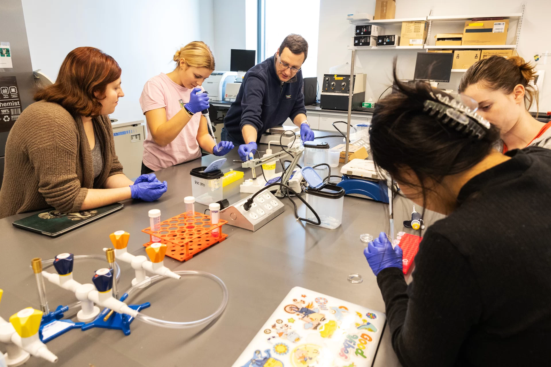 Moments from Lab-Based Biological Inquiry Cellular Neuroscience taught by Martin Kruse, associate professor of biology and neuroscience, in Bonney Science Center Room 370 on January 25, 2024. (Theophil Syslo | Bates College)
