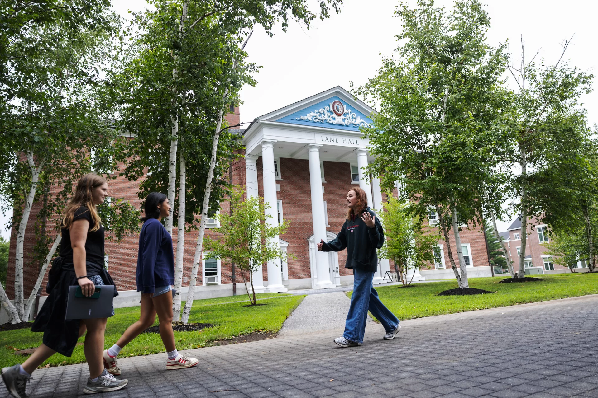 Admission tour guide Mary DeWitt ‘26 of Litchfield, Maine, leads a group during a campus tour on July 14, 2025. (Theophil Syslo | Bates College)