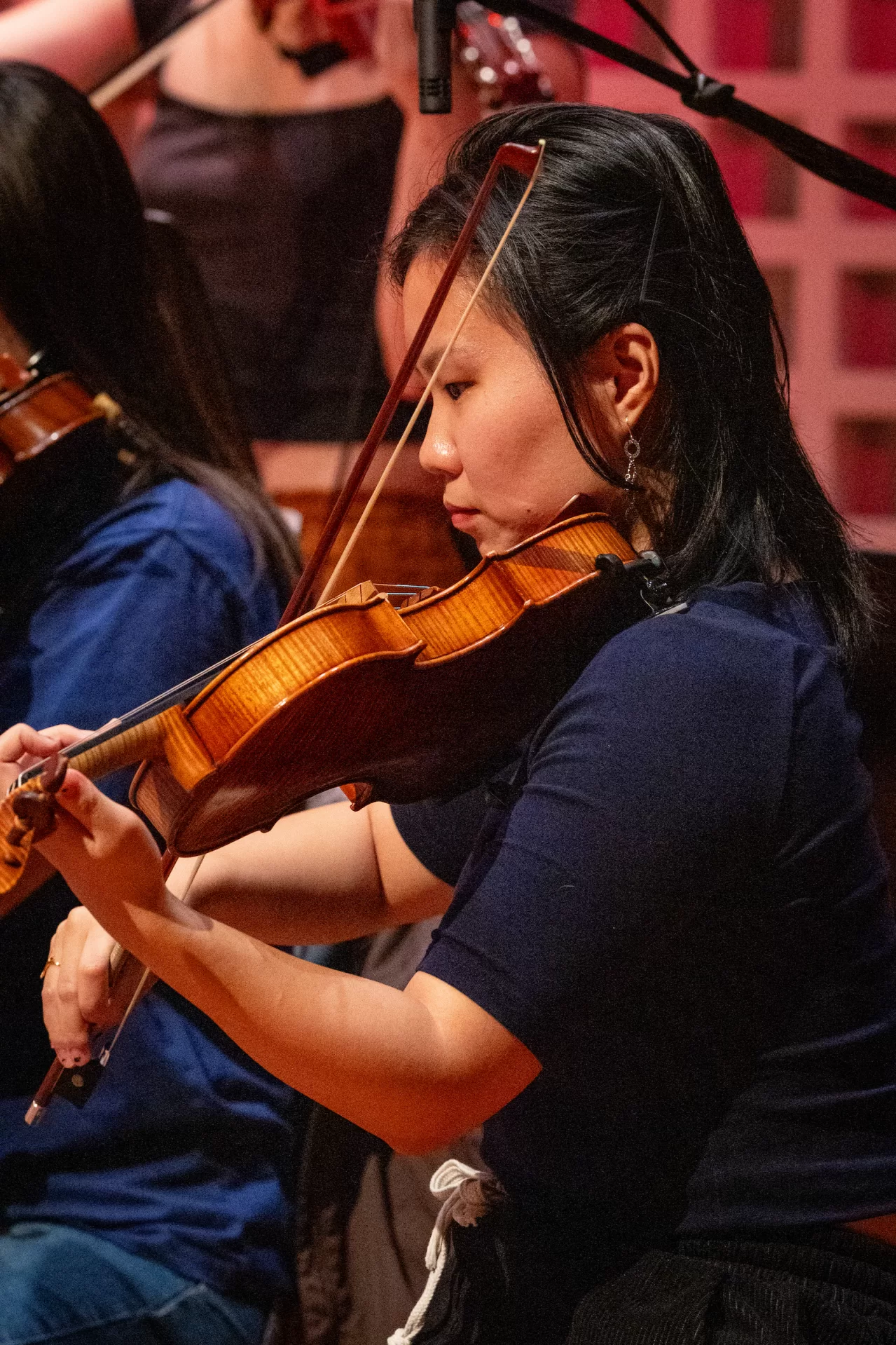 Violinist Xucheng Zheng ’27 of Shanghai, China plays alongside Fitter Hapoier, a Portland-based Radiohead tribute group at the Olin Arts Center October 25, 2025. (Sammy Weidenthal ’27 for Bates College)