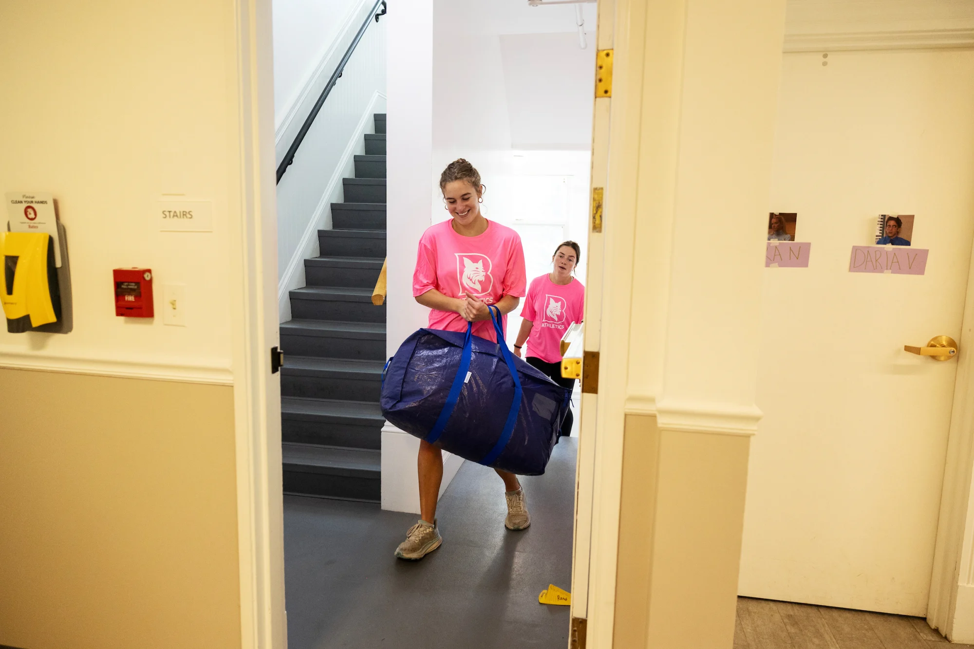 students moving into dorms