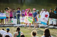 In an annual rite of passage the @batesaesop leaders get the classic dousing of – shall we call it AESOP slop? – before welcoming the Class of 2030 to the AESOP portion of their orientation. Captured on August 28, 2026. (Theophil Syslo | Bates College)