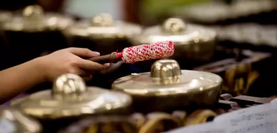 From left, Kinsey Moser'18 of Burke, Va., Jade Donaldson '18 of Wayne, N.J., and at rear, Janet Bourne, postdoctoral fellow in the humanities and music lecturer, rehearse on one of Bates' two sets of gamelan instruments in the Olin Arts Center. Leading them is visiting artist Frank Carlberg, a jazz pianist and composer.