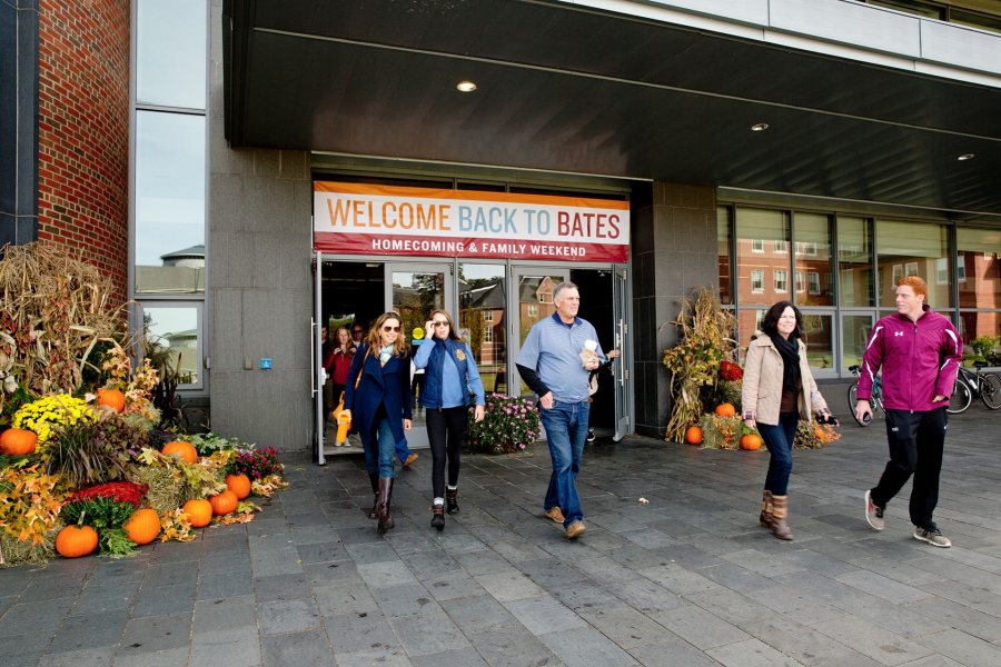 Families depart Commons during Parents and Family Weekend.