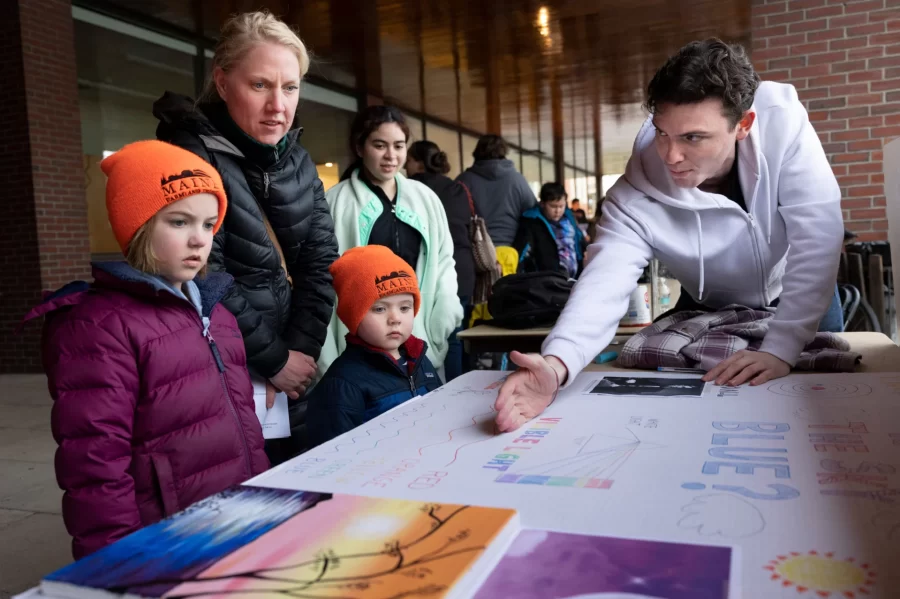 Astronomy Night Extravaganza

Bates College Astronomy Night Extravaganza
Dozens of Interactive Learning
Activities for Grades 3-6
 
Monday, April 18 – 6:30 – 8:00 pm
Bates College, Library Quad
48 Campus Avenue


Katie Boss with her children Clara,7, and Elliot, 4, learn about why the sky is blue from Ben Powell ’22.