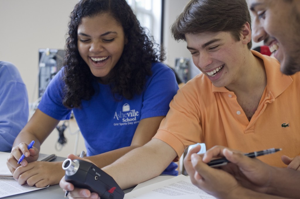 Students work on science project at Bates College